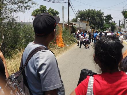 Pobladores Y Transportistas De La Raya Confrontan A Maestros Del SNTE