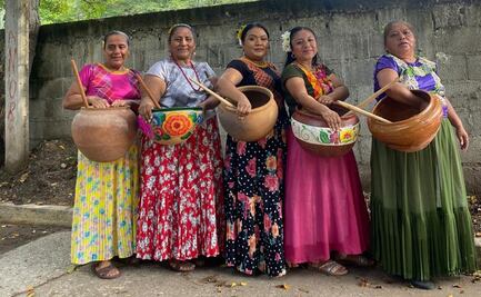 Marquesoteras, mujeres baten, hornean y bailan para hermanar y celebrar las fiestas de dos pueblos zapotecos de Oaxaca