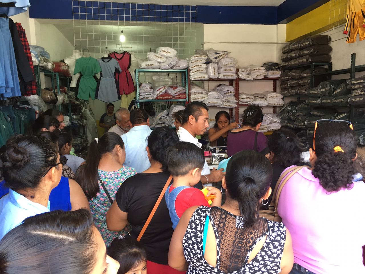 Vales de uniformes llegan cuando ya compraron prendas