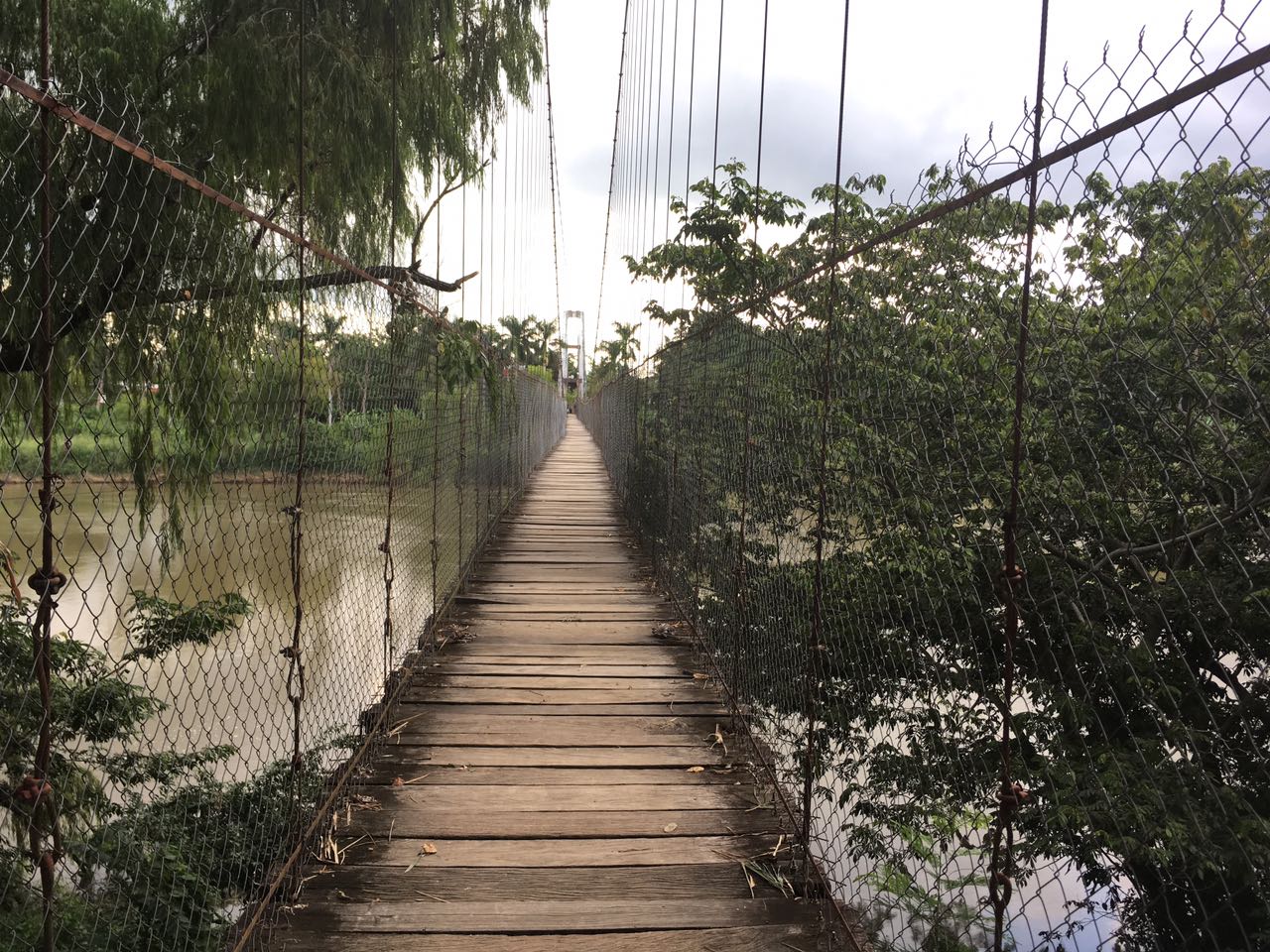 Peligro latente; puente vehicular y peatonal, con graves daños en infraestructura en Tuxtepec