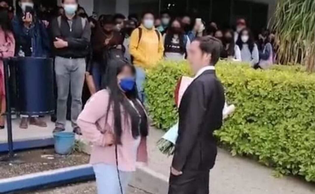 En el video se observa al joven portando un traje y cargando un ramo de flores, mientras se declara a la alumna. Foto: Especial