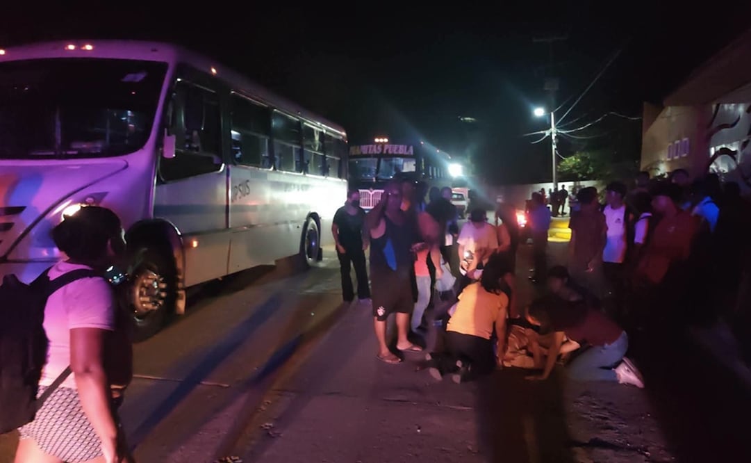 El joven cayó de la unidad del servicio urbano de Salina Cruz. Foto: Cortesía