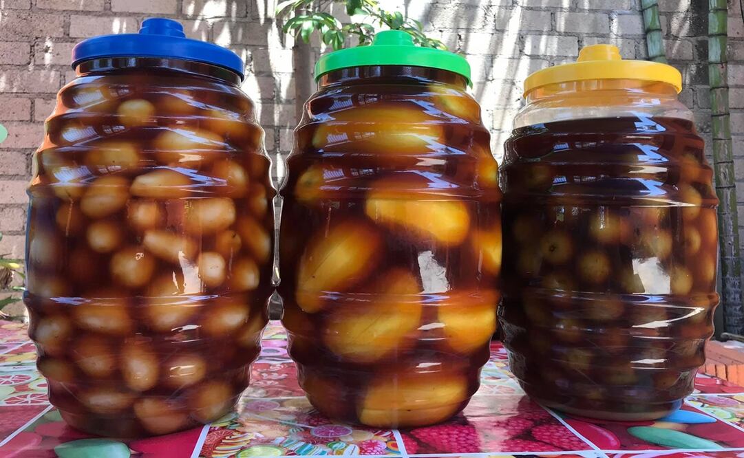 Frutas en vinagre y conservas, un manjar callejero en Oaxaca . Foto: El Puestecito