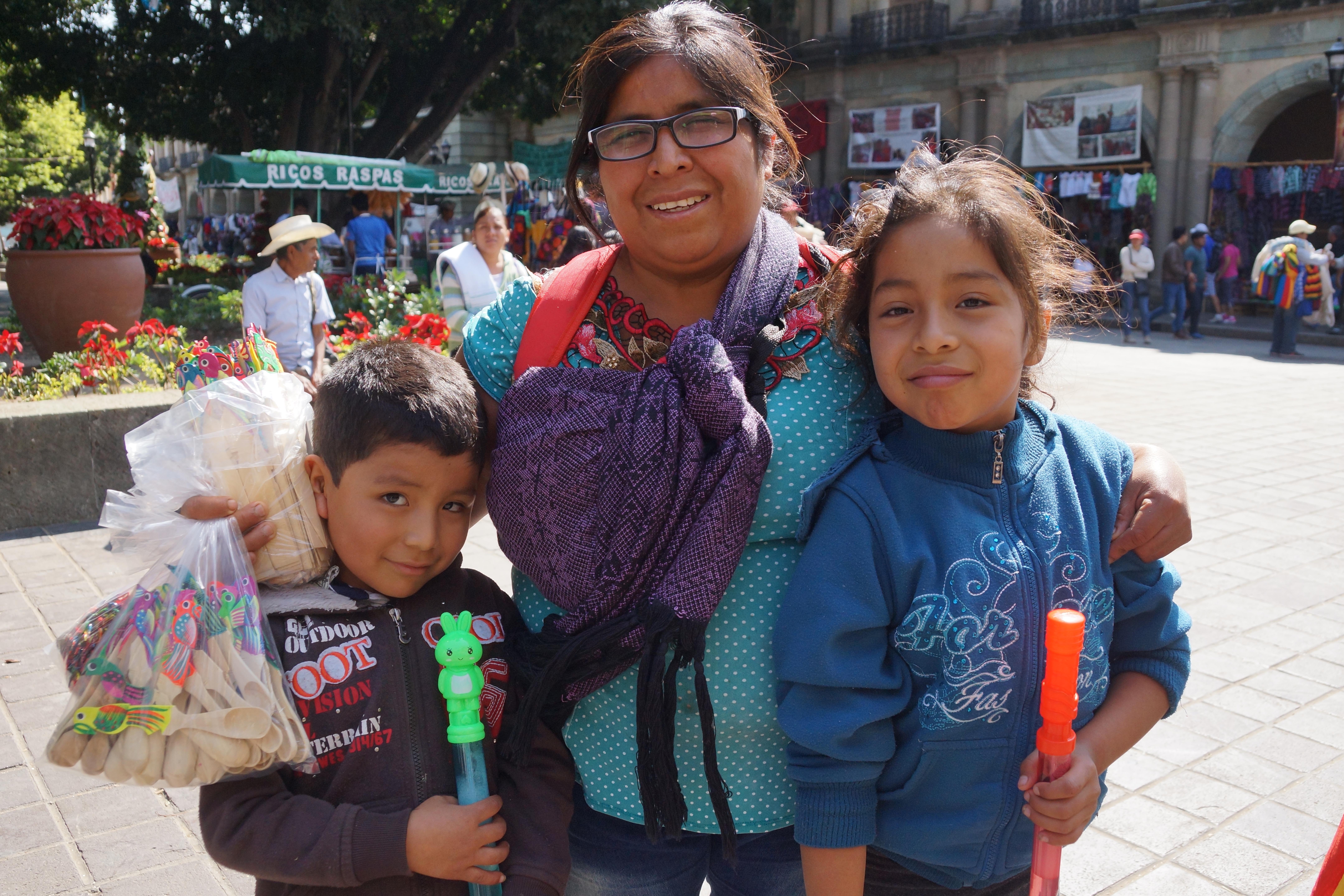 Niños pasan el Día de Reyes trabajando en las calles