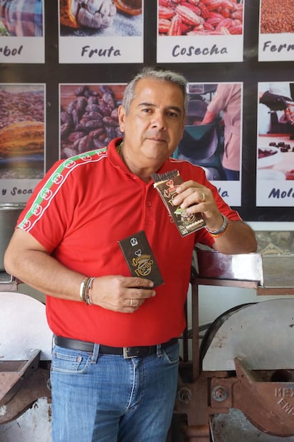 El chocolatero Óscar Chávez, tercera generación de Chocolate La Soledad, celebra que este resurgiendo el sentimiento por cultivar cacao en Oaxaca. Foto: Edwin Hernández EL UNIVERSAL