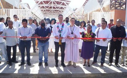 Inaugura Murat mercado del Barro Negro en Coyotepec, comunidad de Oaxaca famosa por esta artesanía