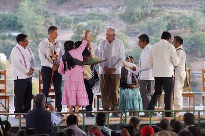 Reconocen a indígenas por caminos construidos