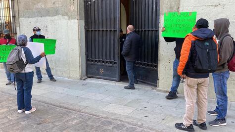 Trabajadores despedidos por el gobierno de Oaxaca cumplen 4 días en plantón