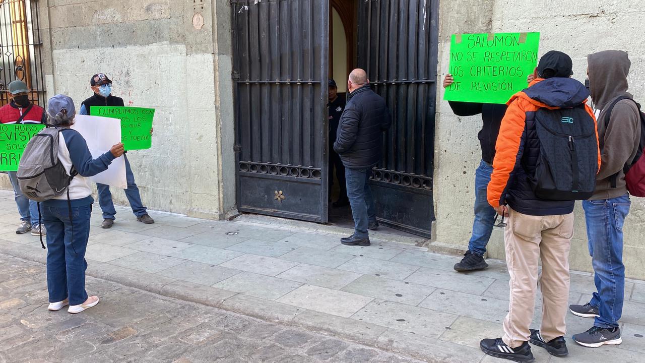 Trabajadores despedidos por el gobierno de Oaxaca cumplen 4 días en plantón