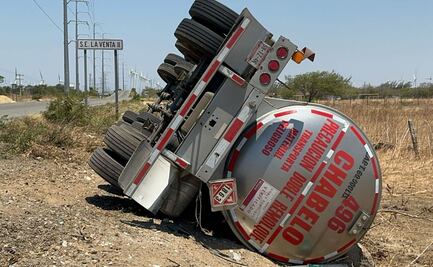 Pipa con turbosina se vuelca en carretera del Istmo de Oaxaca a causa de los fuertes vientos