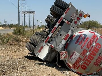 Pipa con turbosina se vuelca en carretera del Istmo de Oaxaca a causa de los fuertes vientos