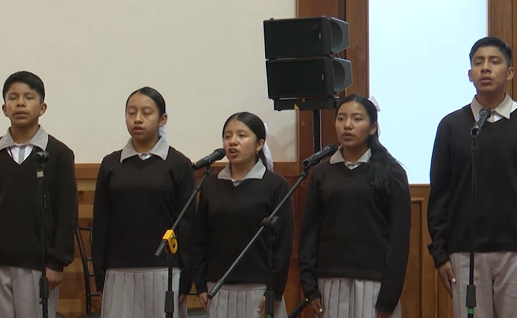 Estudiantes de Ixtlahuaca, Oaxaca, entonan el Himno Nacional Mexicano en Ngigua. Foto: captura de redes.