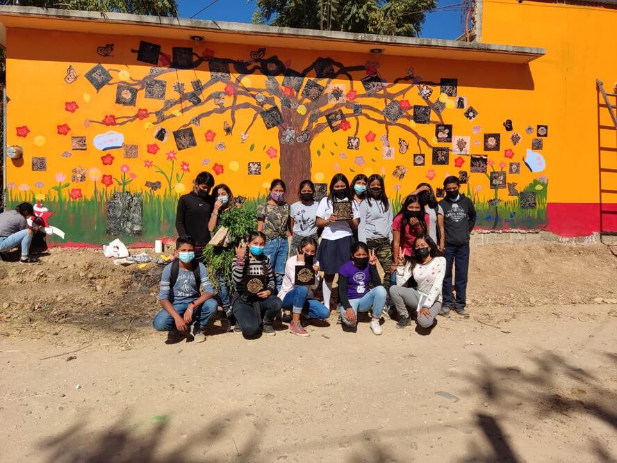 Pintan mural en Zaachila, Oaxaca, en favor de la inclusión laboral de los jóvenes. Foto: Juan Carlos Zavala