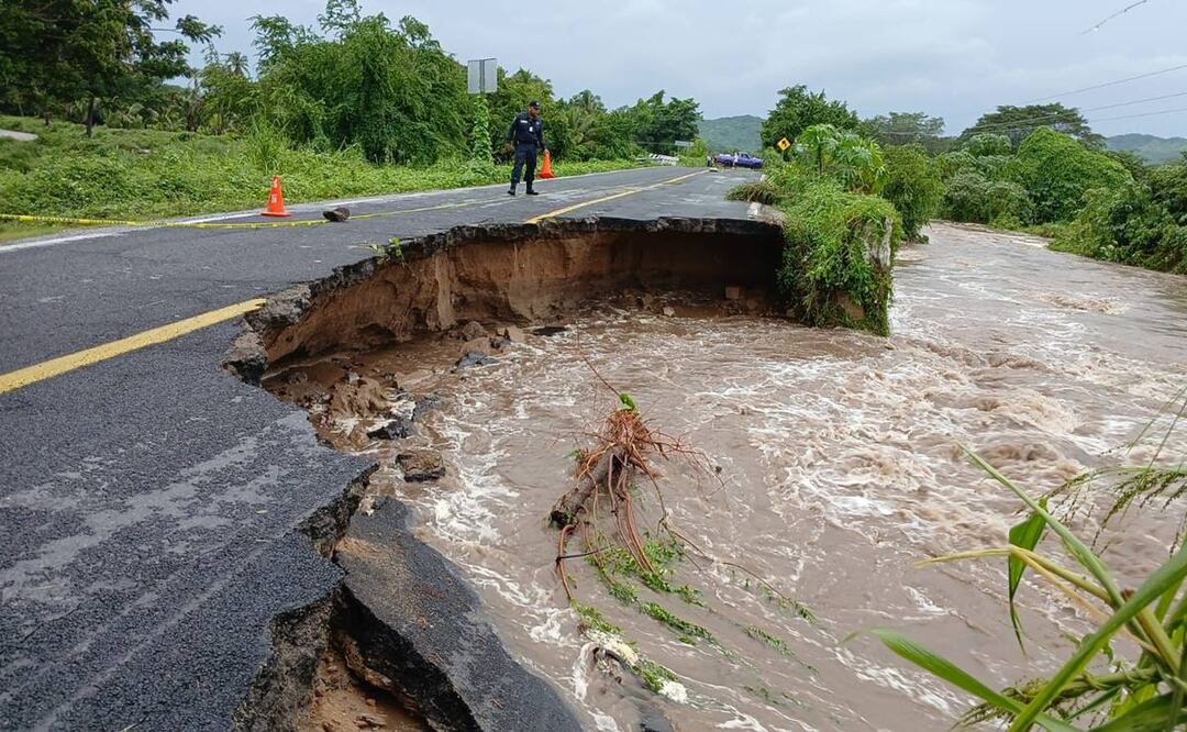 Alertan en la Costa de Oaxaca por desborde del río Verde; incomunicadas localidades de Jamiltepec. Foto: Especial