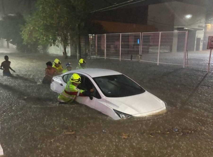 En Ciudad Ixtepec y El Espinal se reportó que algunos vehículos quedaron varados bajo el agua. Foto Especial