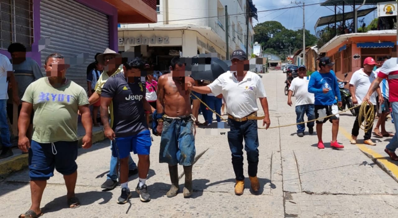 Pobladores detienen y exhiben a hombre acusado de agresión en Putla, Oaxaca