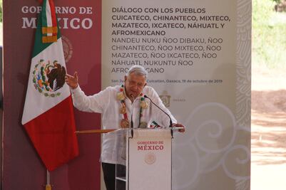 Anuncia AMLO que asignará recursos para la construcción de 50 caminos rurales más en Oaxaca