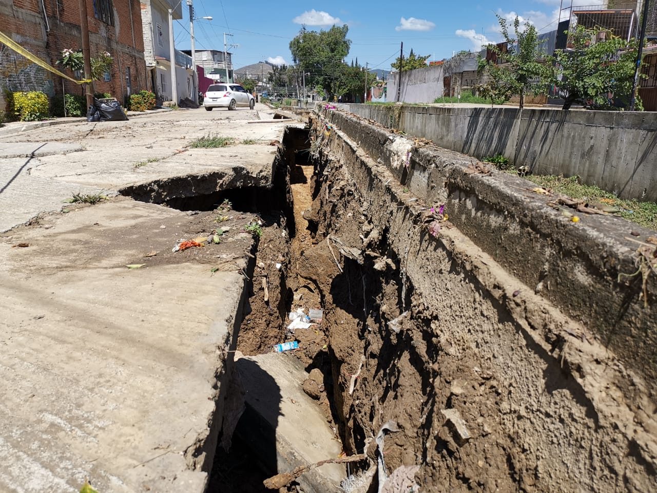 Lluvias colapsan muro de contención de río San Luis; dejan encharcamientos y árboles caídos