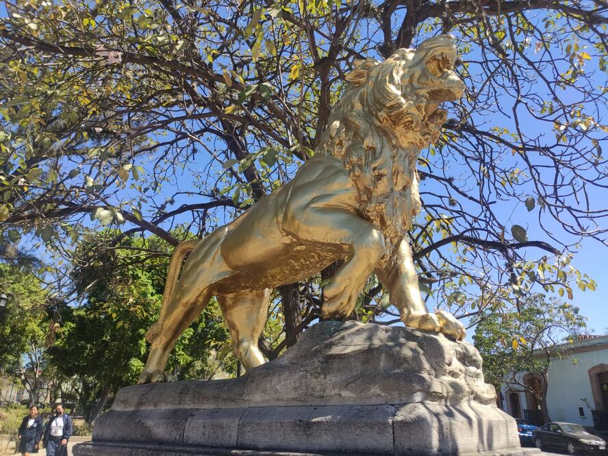 Regresan esplendor a leones del parque El Llano en la ciudad de Oaxaca, tras vandalismo. Foto: Mario Arturo Martínez