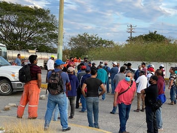 Con bloqueo a refinería de Salina Cruz, subcontratados por Pemex demandan salarios de 5 semanas