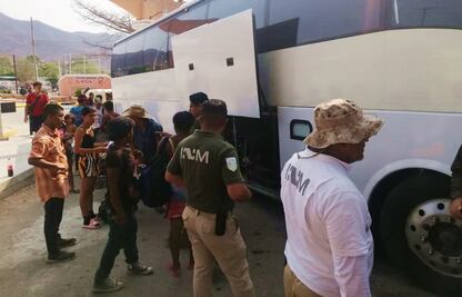 Al menos 200 migrantes que avanzaban por Oaxaca aceptan propuesta del INM para regularizar estancia