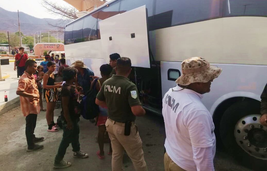 Al menos 200 migrantes que avanzaban por Oaxaca aceptan propuesta del INM para regularizar estancia. Foto: Especial