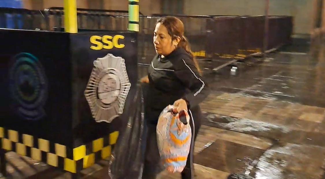 Desalojan a oaxaqueñas que mantenían un plantón frente al Palacio Nacional en la Ciudad de México