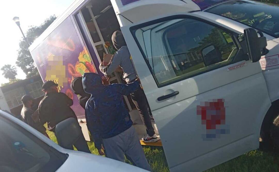 Estiman en 80 mil pesos mercancía sustraída a empresas por normalistas en la Mixteca de Oaxaca. Foto: Especial