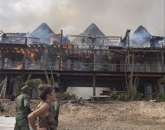 Por incendio, declaran "pérdida total" a hotel Naked, referente del nudismo en Zipolite que resistió a Agatha