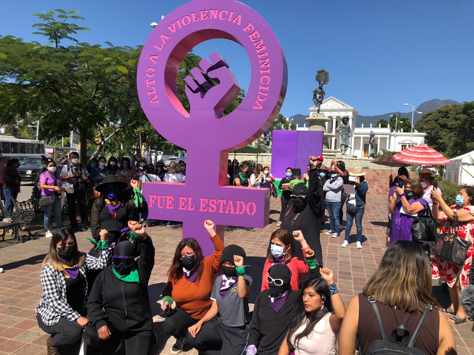 Con indignación y Antimonumenta contra feminicidios, mujeres de Oaxaca exigen freno a la violencia