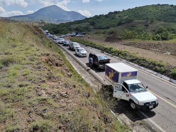 Fila de 2 kilómetros de autos por bloqueo en Ocotepec