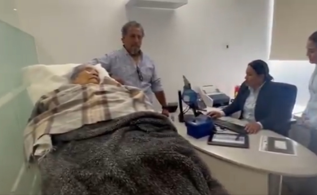 Familiares aseguran que la mujer sí fue obligada a acudir en camilla al banco. Foto: Captura de video