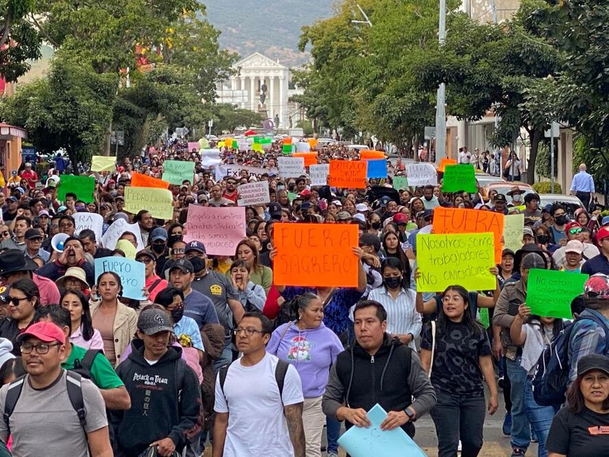 Marchan 5 mil trabajadores del gobierno de Oaxaca contra decreto de Jara que despide a mil 344 personas. Foto: Juan Carlos Zavala