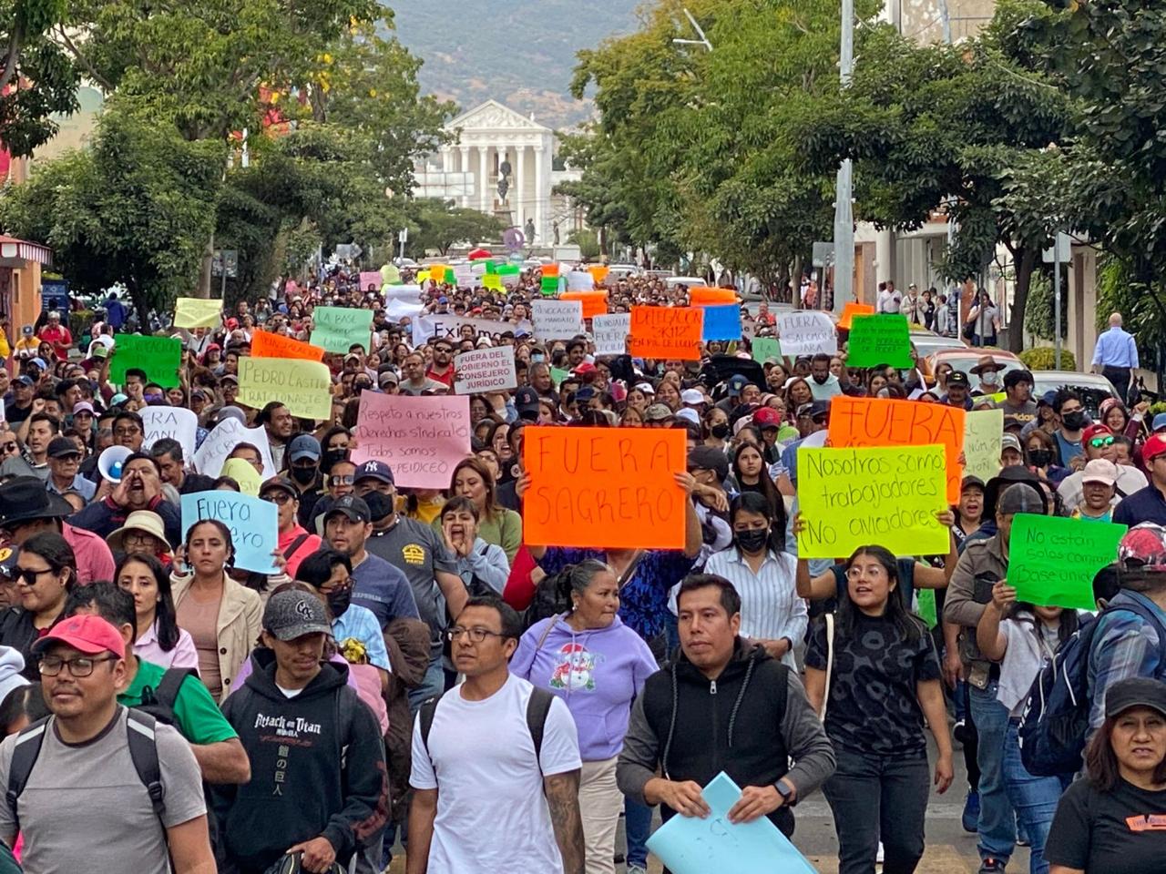 Marchan 5 mil trabajadores del gobierno de Oaxaca contra decreto de Jara que despide a mil 344 personas. Foto: Juan Carlos Zavala