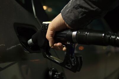 ¿Por qué deberías llenar el tanque de tu auto antes de terminar el año?