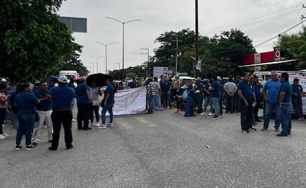 Trabajadores del IMSS Bienestar exigen recursos con bloqueo a carretera Transístmica en el Istmo de Oaxaca