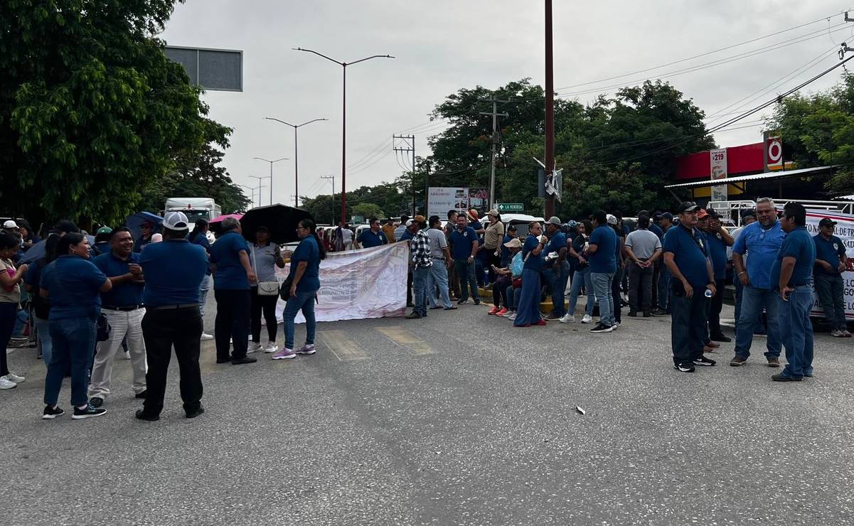 Trabajadores del IMSS Bienestar exigen recursos con bloqueo a carretera Transístmica en el Istmo de Oaxaca