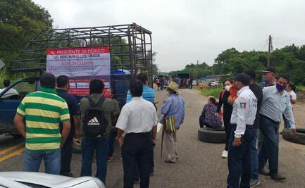 Con bloqueo, padres de familia  acusan que la Sección 22 tomó por la fuerza escuelas de Petapa