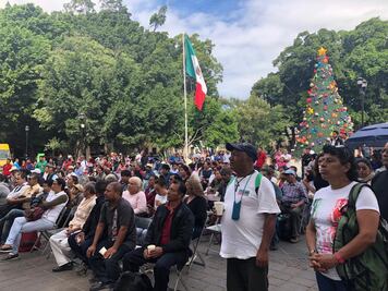 Breve multitud se reúne en Oaxaca para presenciar transición de poderes