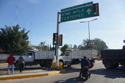Transportistas afines al PRI bloquean por segundo día la capital
