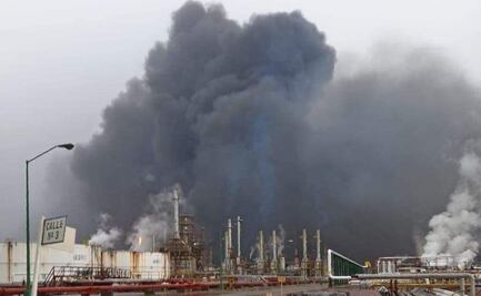 Incendio en refinería de Pemex cubre con enormes columnas de humo a Salina Cruz, Oaxaca