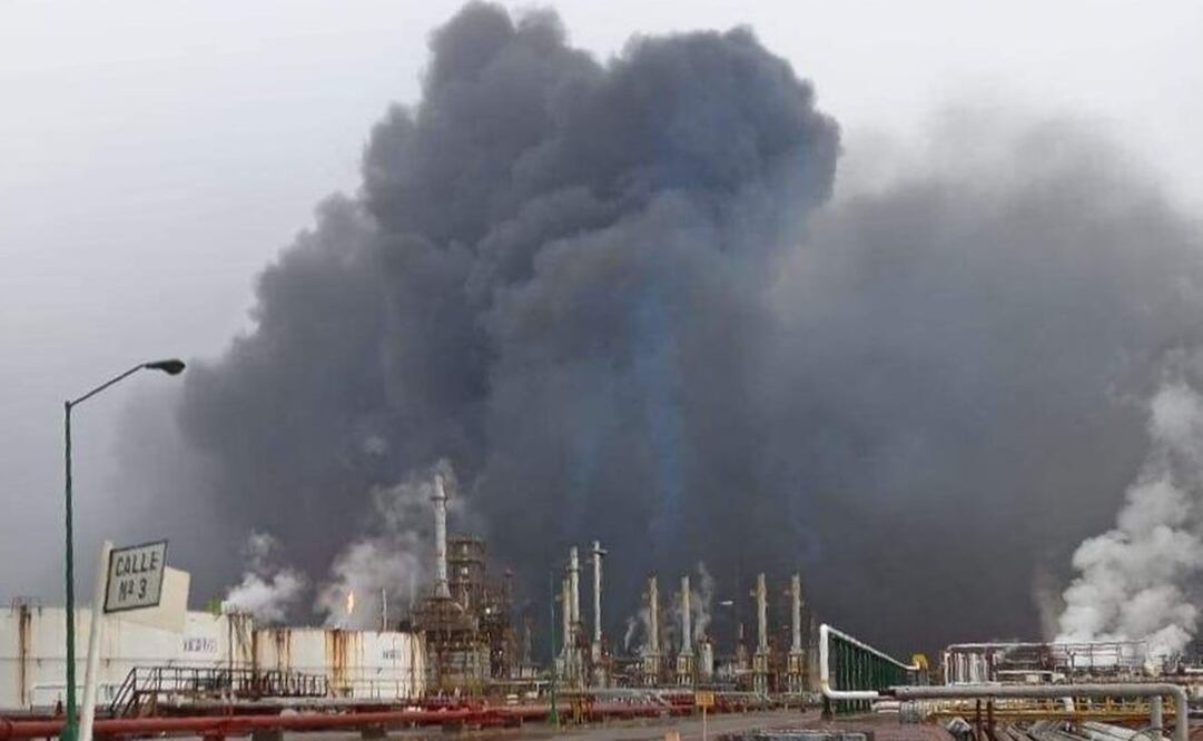 Incendio en refinería de Pemex cubre con enormes columnas de humo a Salina Cruz, Oaxaca. Fotos: Especiales