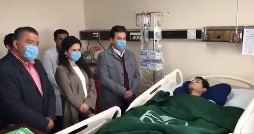 Visita secretaria federal del Trabajo a becario oaxaqueño accidentado