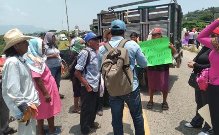 Pobladores de Rincón Moreno bloquean la carretera Transístmica en el Istmo de Oaxaca para exigir obras públicas  