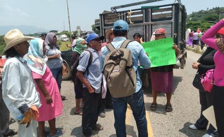 Pobladores de Rincón Moreno bloquean la carretera Transístmica en el Istmo de Oaxaca para exigir obras públicas  