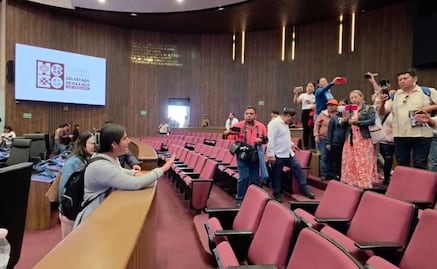 VIDEO: Pobladores sustraen por la fuerza del Congreso de Oaxaca, a la presidenta municipal de San Agustín Amatengo
