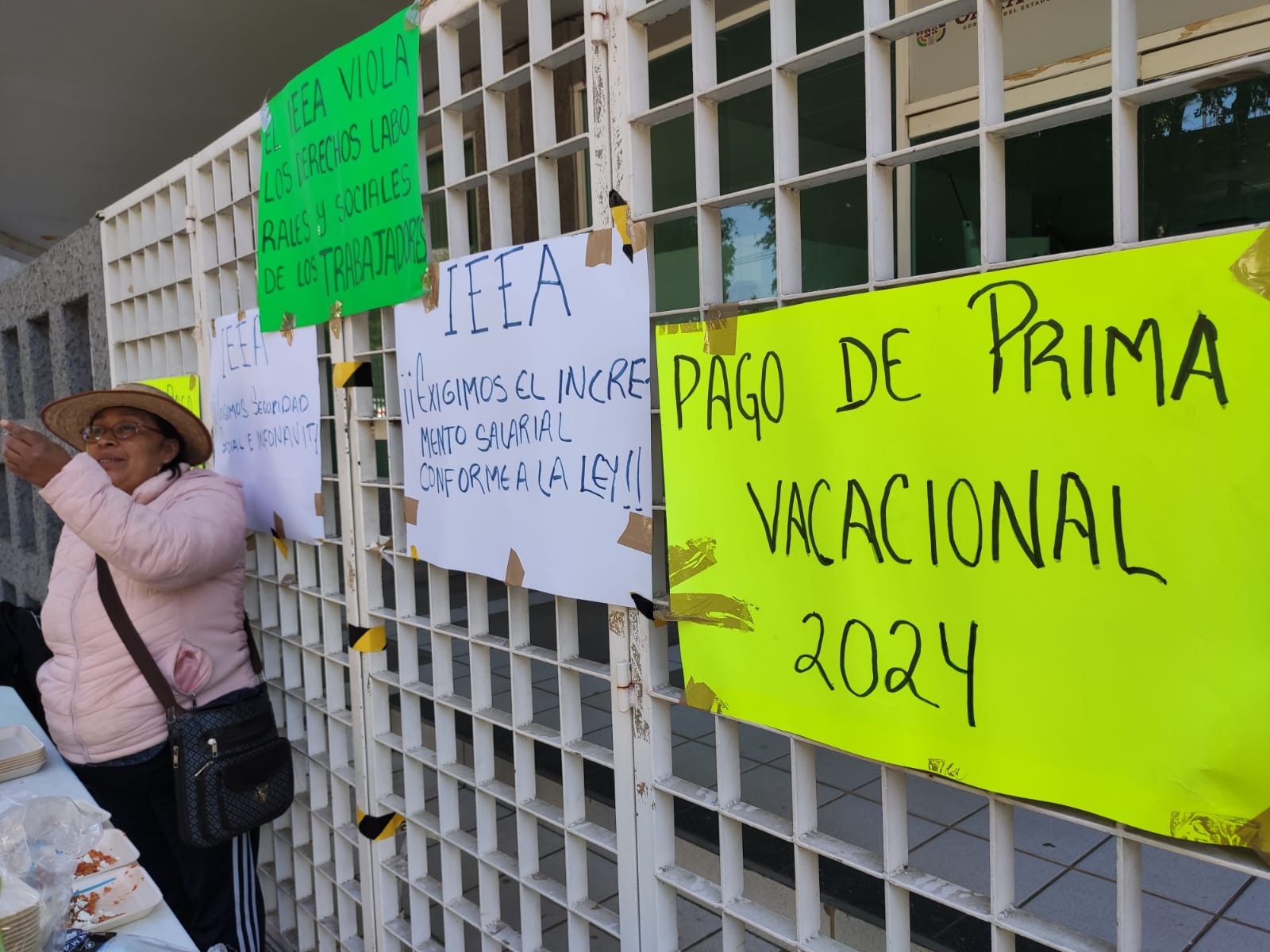 Trabajadores del IEEA acusan adeudos de hasta 14 mil pesos; exigen al gobierno de Oaxaca cumplir con pagos