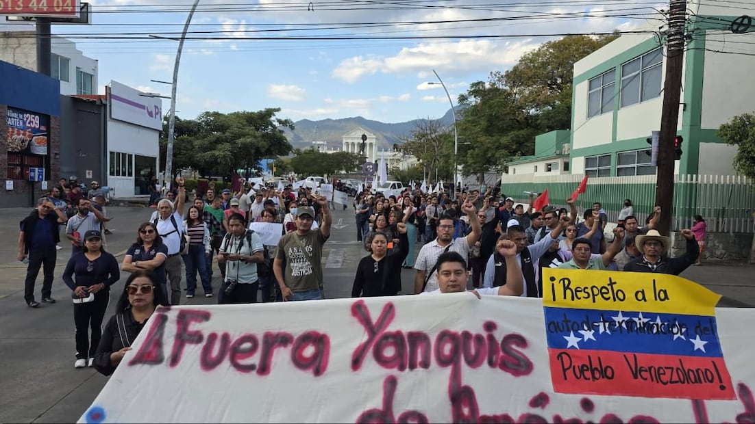 La marcha de apoyo a Venezuela partió de la fuente de las Ocho Regiones al Zócalo de Oaxaca