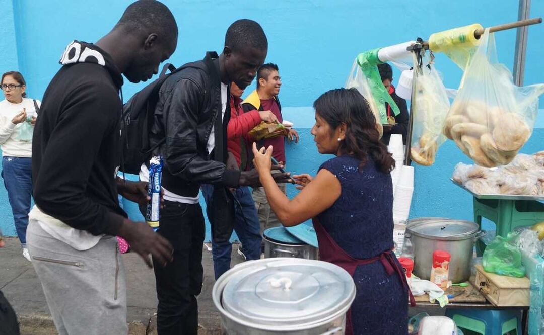 Extranjeros huyen de África por violencia y encuentran "polleros" y abusos en Oaxaca. Fotos: