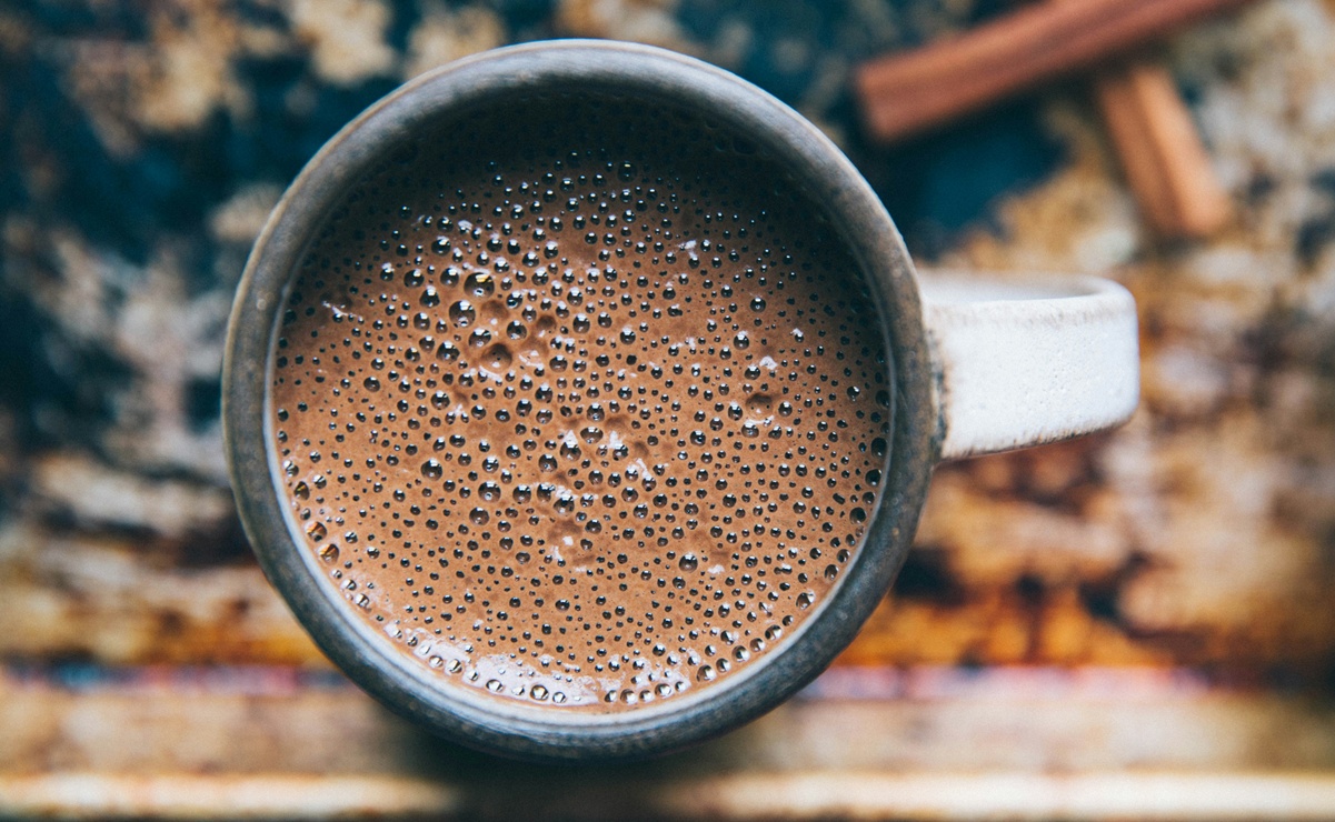 El chocolate oaxaqueño mezcla cacao ancestral y métodos artesanales, ideal para disfrutar en temporada de frio. Foto: Unsplash.